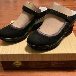 Jambu Dynasty Black Mules with Strap